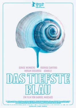 Tiefblaue, mystische Wasserfläche, die die unergründlichen Tiefen und die reiche Geschichte der deutschen Kochkunst symbolisiert.