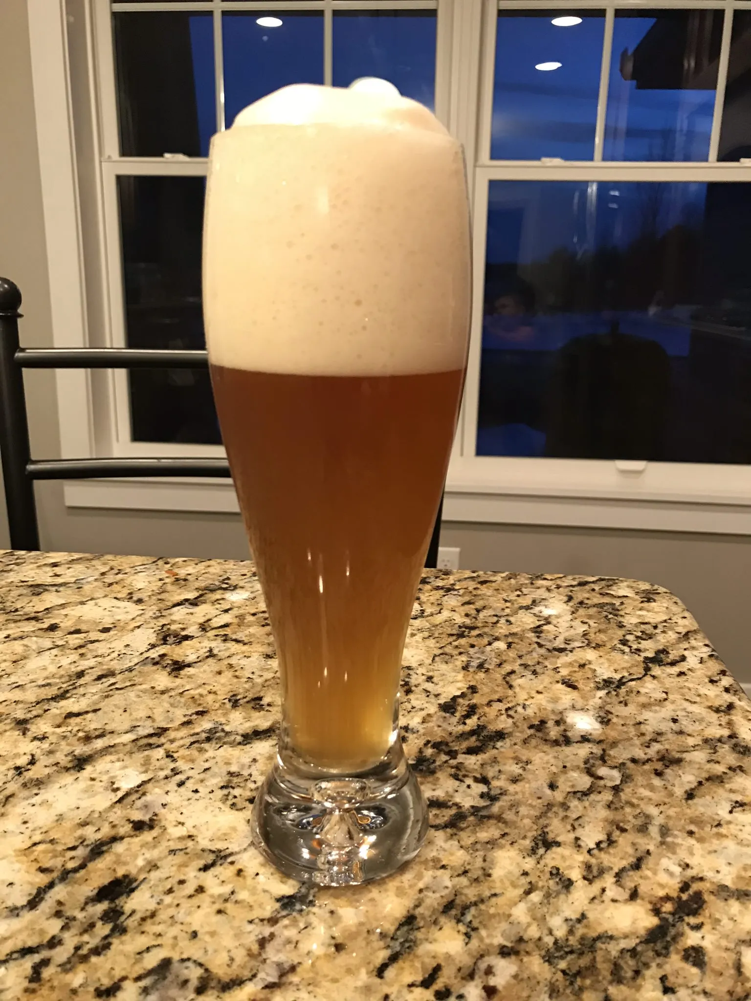 Tiefbraunes, vollmundiges deutsches Dunkelweizen mit cremiger Schaumkrone, serviert in einem traditionellen Weizenglas