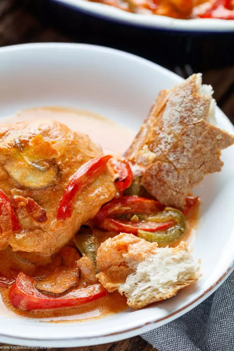 Tiefenaufnahme der würzigen Hähnchenbrust in Soße mit Beilage