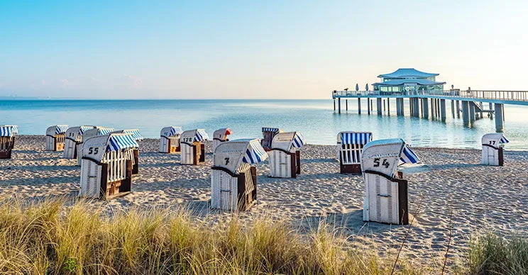 Timmendorfer Strand mit Strandkörben und Blick auf die Seebrücke – ein beliebter Ostsee Ferienort.
