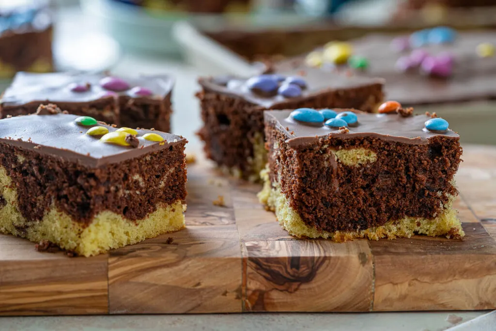 Tipps zur perfekten Smarties-Platzierung auf dem Paw Patrol Kuchen, um die Hundepfoten unversehrt zu lassen.