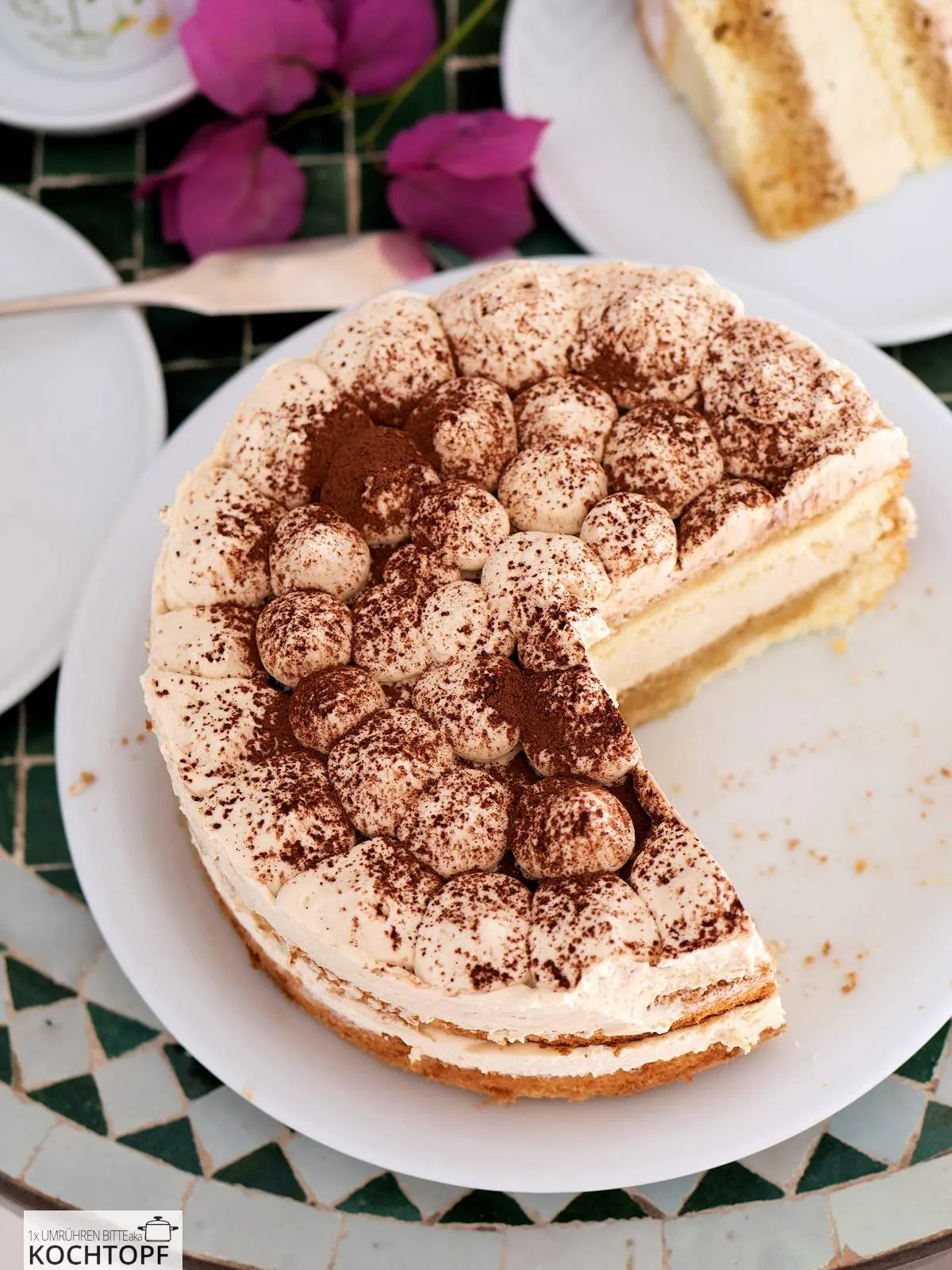 Tiramisu-Torte von oben betrachtet, frisch angeschnitten, die perfekte Wahl für einen besonderen Anlass wie den 21. Geburtstag.
