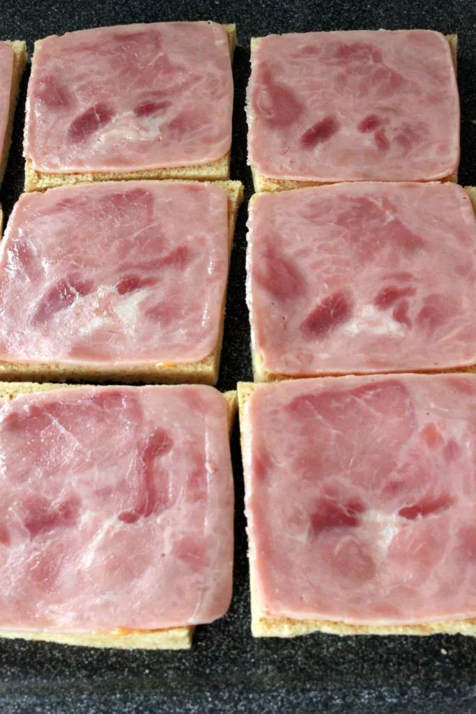 Toastbrotscheibe flachgedrückt mit einem Nudelholz, bereit zum Belegen für die Käserolle