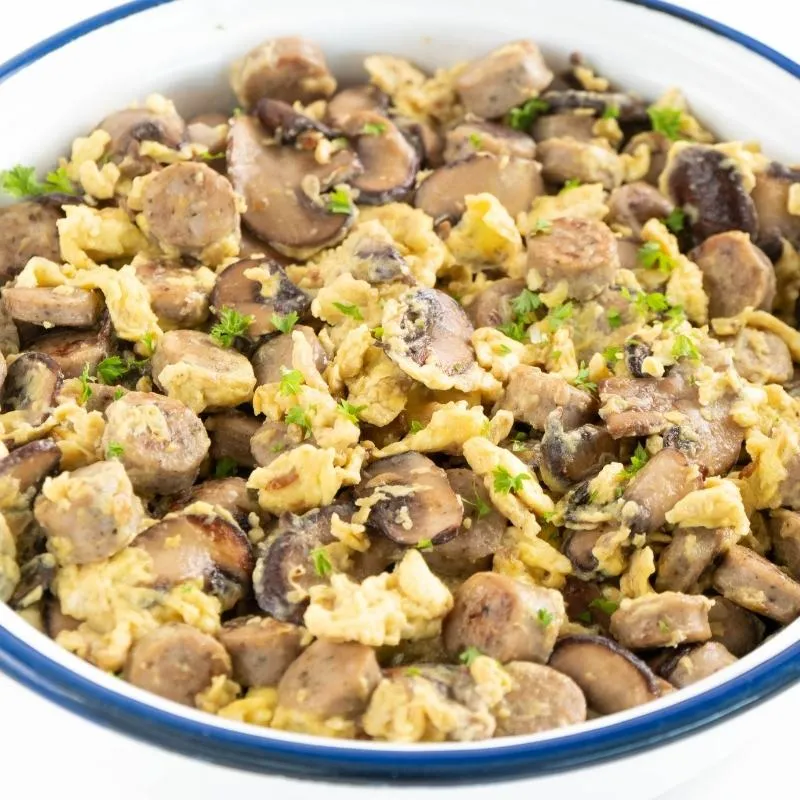 Tolles Frühstück: Low Carb Wurst-Pilz-Pfanne mit Ei ohne Kohlenhydrate Mobile Featured Image