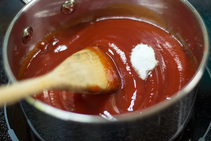 Tomatenketchup in einem kleinen Topf für die Currywurst Soße