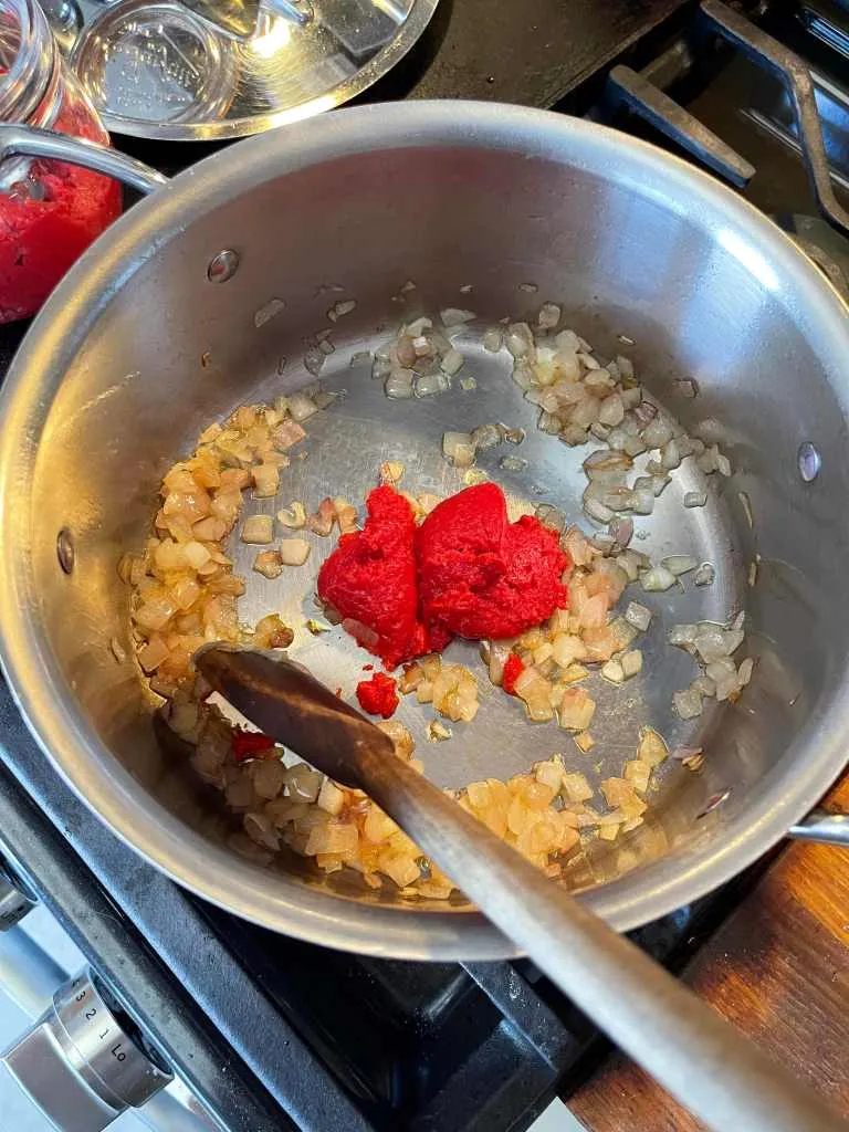 Tomatenmark hinzufügen