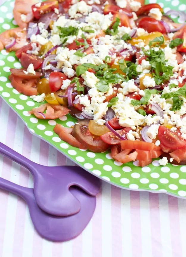 Tomatensalat als einfache und leckere Beilage zum Grillen