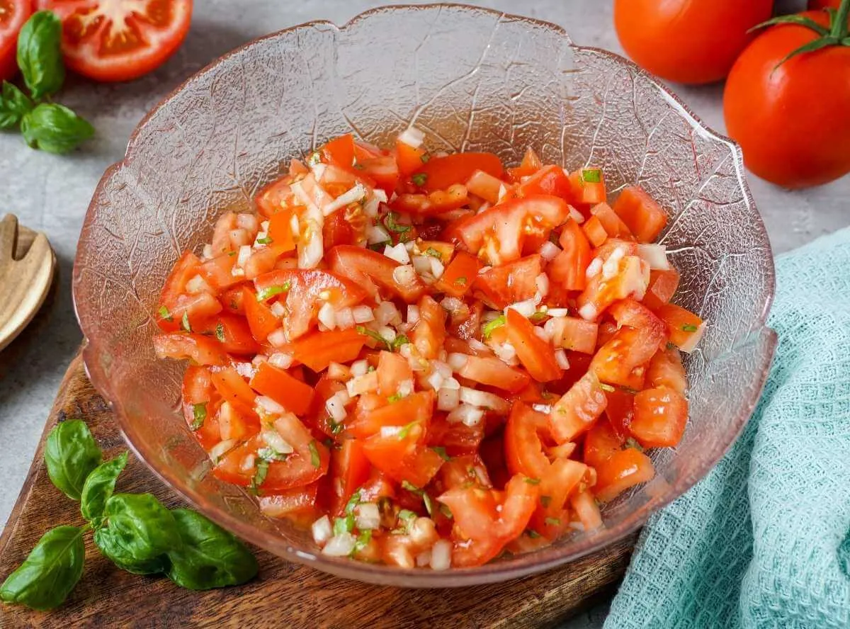 Tomatensalat mit Zwiebeln