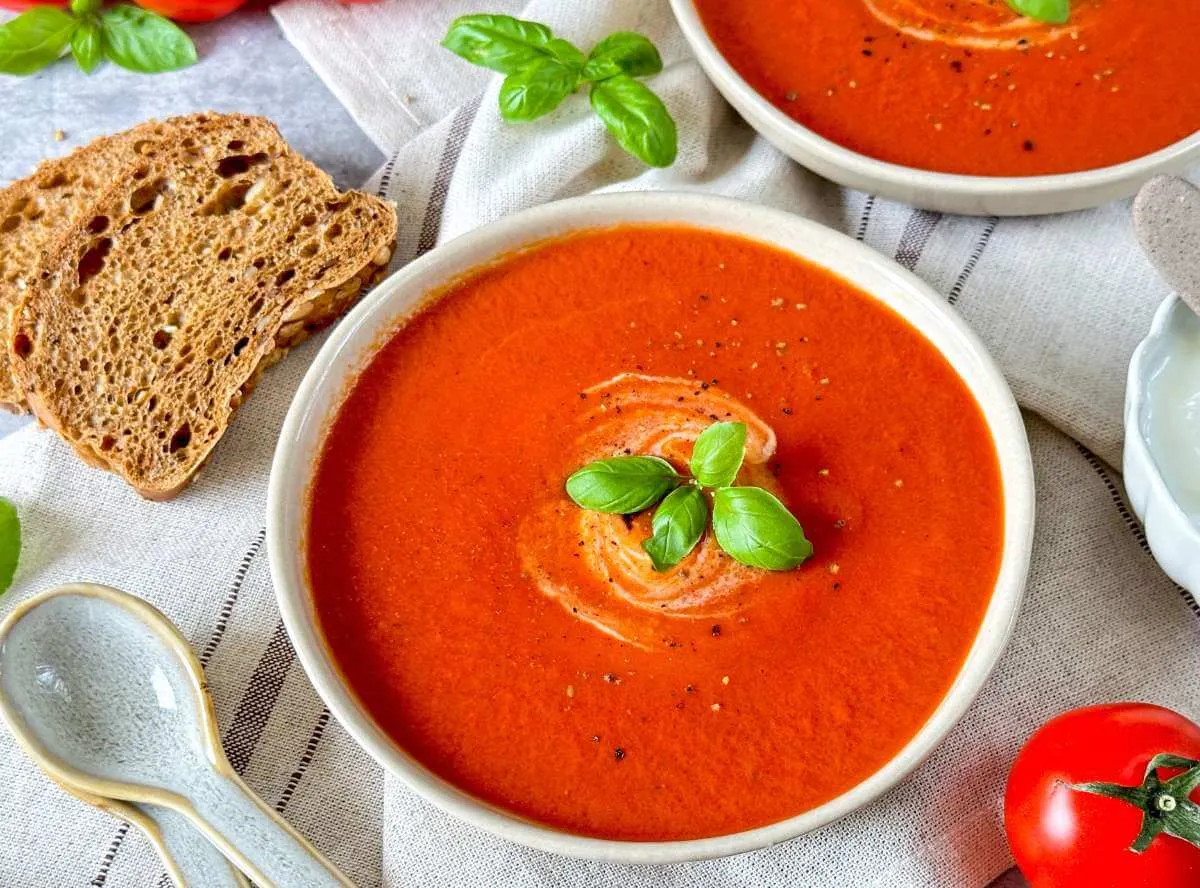 Tomatensuppe von Oma Lotti mit frischer Basilikumgarnitur