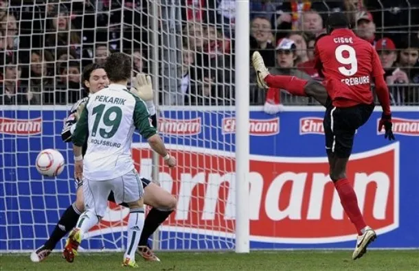 Toptorjäger Papiss Cissé (Nummer 9) vom SC Freiburg, entscheidend für den Angriff.