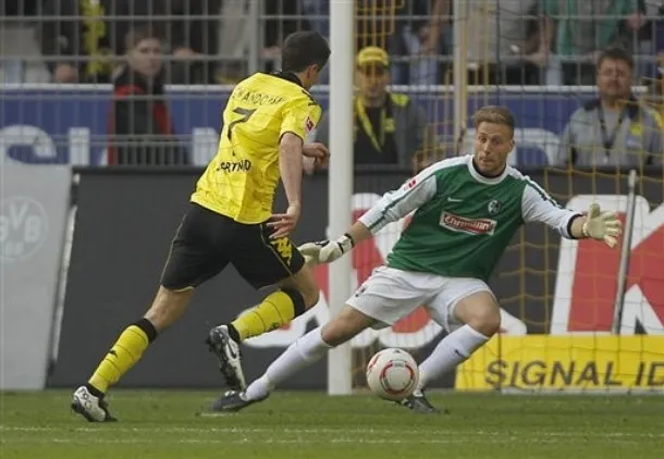 Torhüter Oliver Baumann von SC Freiburg stellt sich Stürmer Robert Lewandowski entgegen.