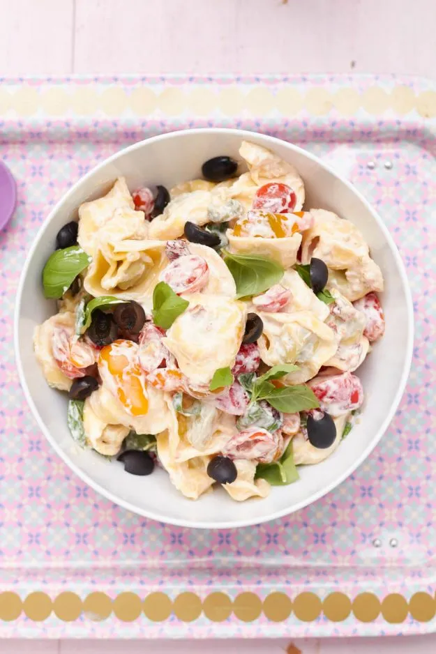 Tortellini-Salat für schöne Sommerabende und beeindruckende Grillpartys