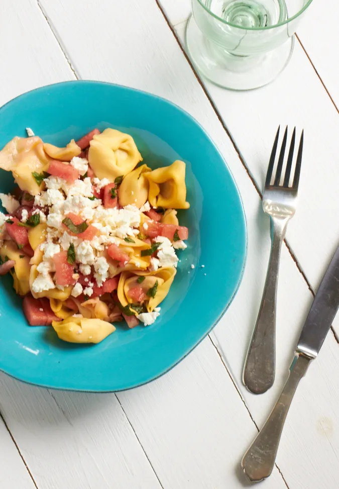 Tortellini-Wassermelonen-Salat mit Feta als beeindruckende Grillbeilage