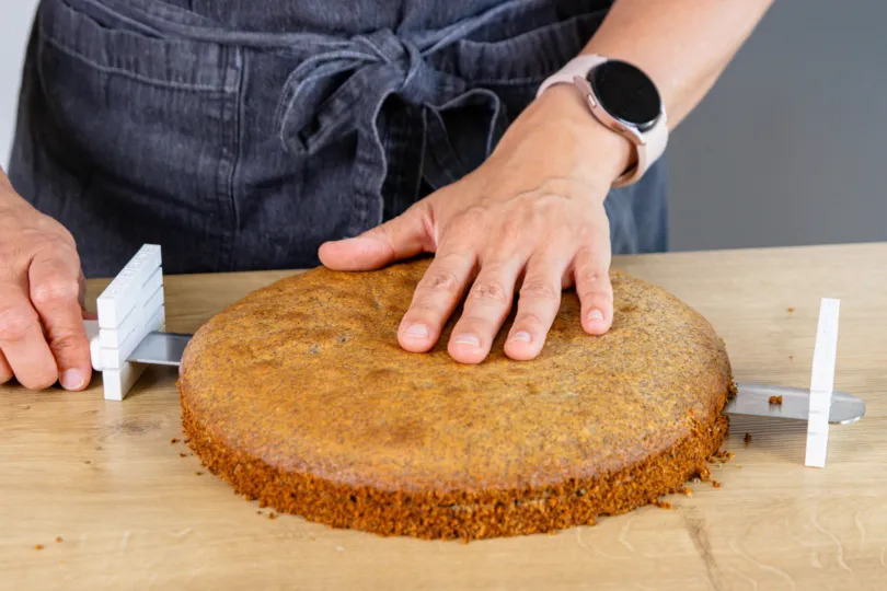 Tortenboden präzise in der Mitte durchschneiden