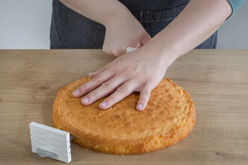 Tortenboden waagerecht teilen für Quark-Sahne-Torte