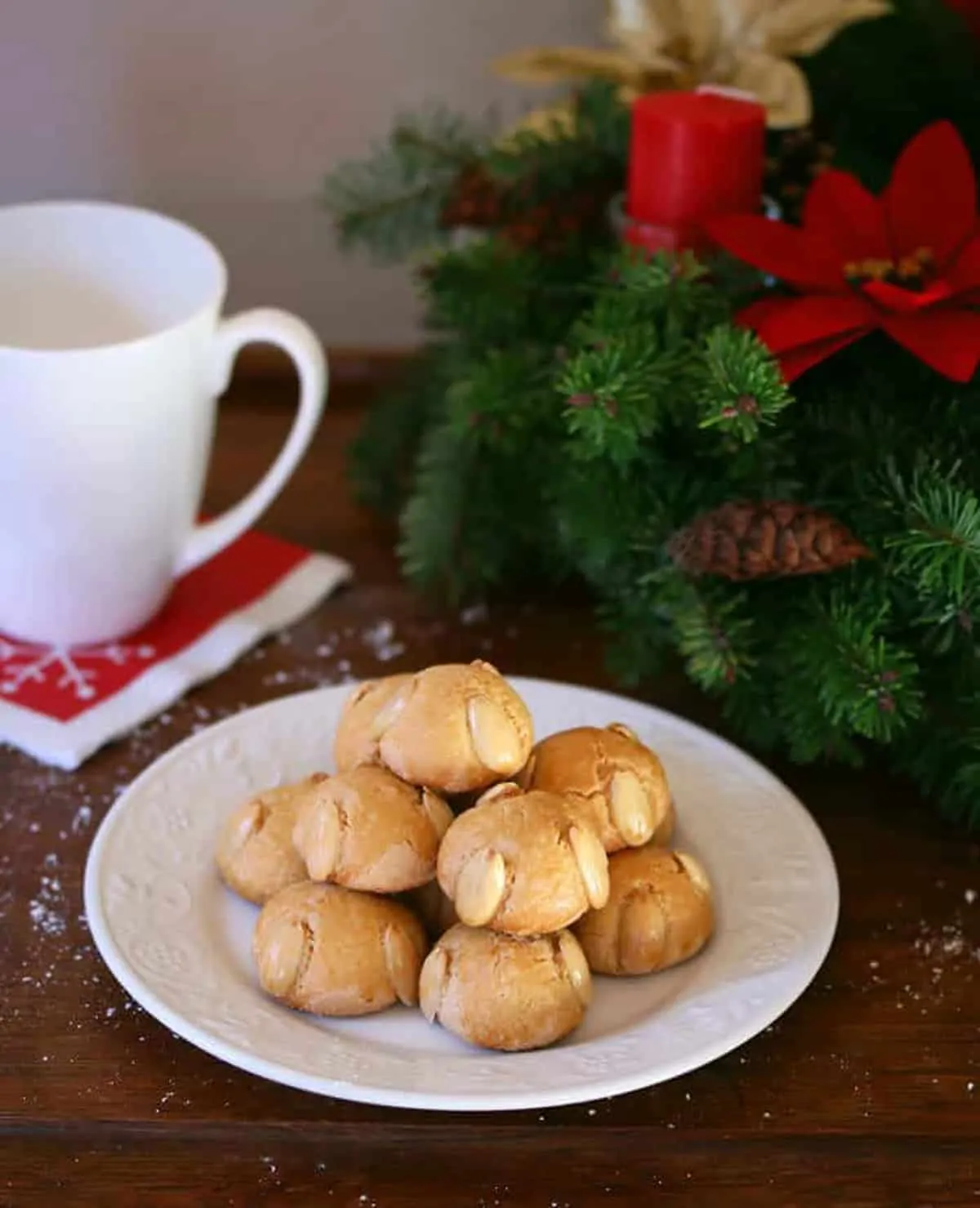 Traditionelle Bethmännchen Marzipan-Plätzchen mit Mandeln, fertig gebacken und angerichtet für Weihnachten