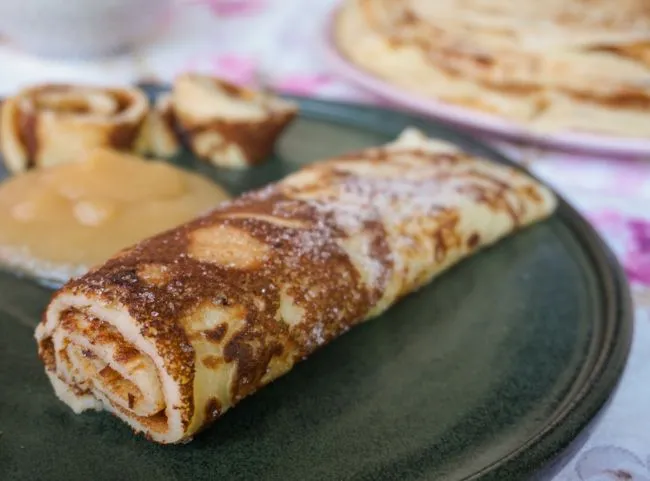 Traditionelle Buttermilchplinsen nach Lausitzer Art, ein schnelles Dessert oder Hauptgericht