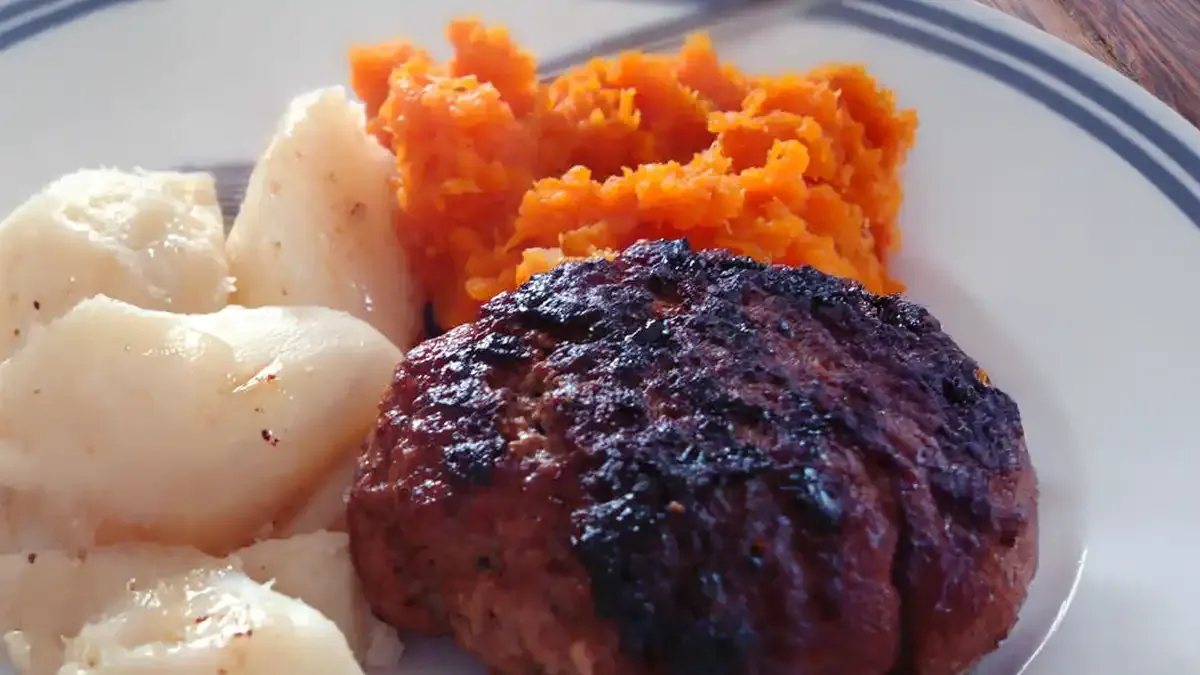 Traditionelle deutsche Buletten oder Frikadellen, perfekt gebraten nach Omas altem Rezept