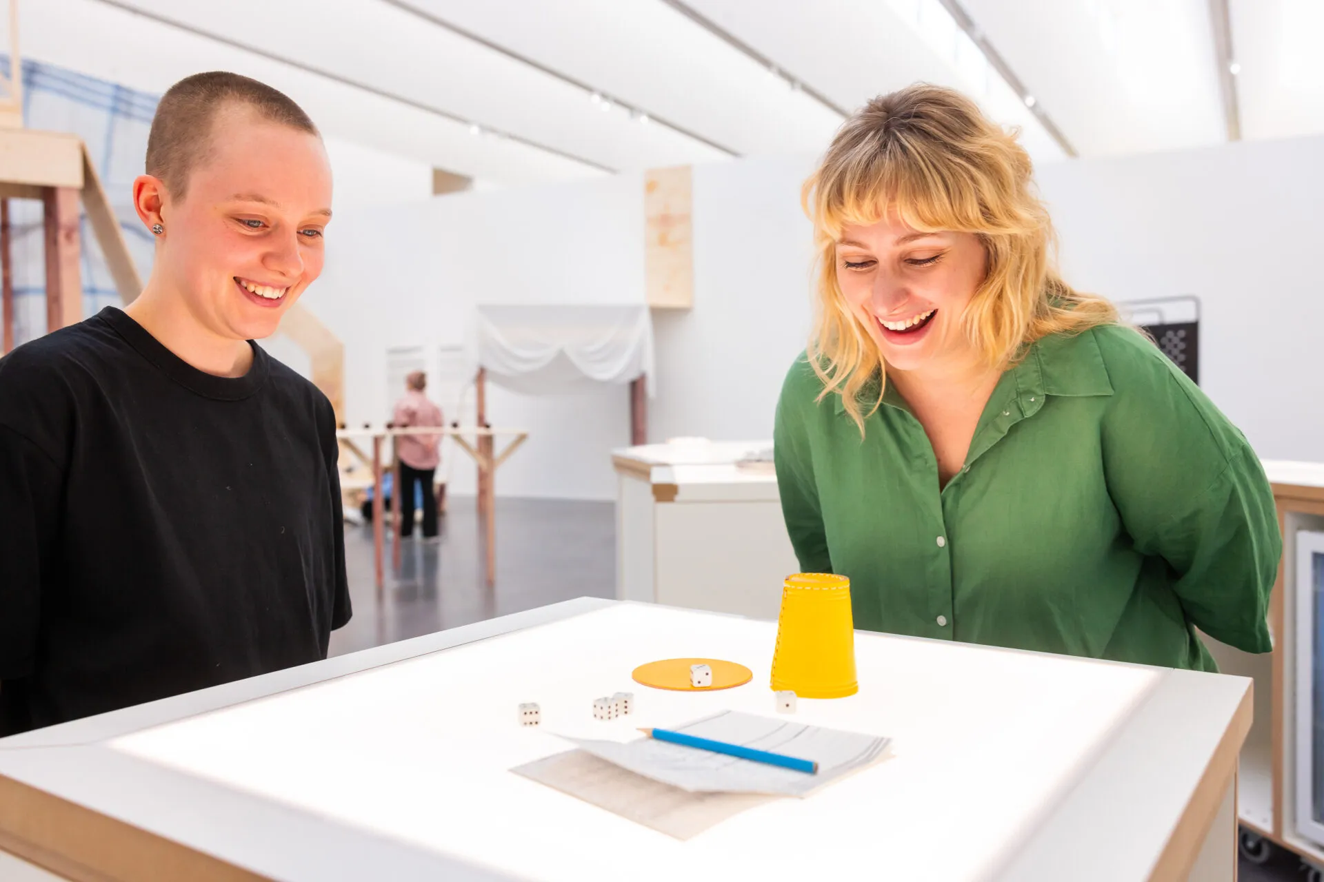 Traditionelle deutsche Kneipenrequisiten: Knobelbecher und Pinnchen für gesellige Trinkrunden.