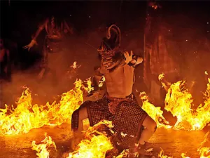 Traditionelle deutsche Volkstanzgruppe bei einem Fest