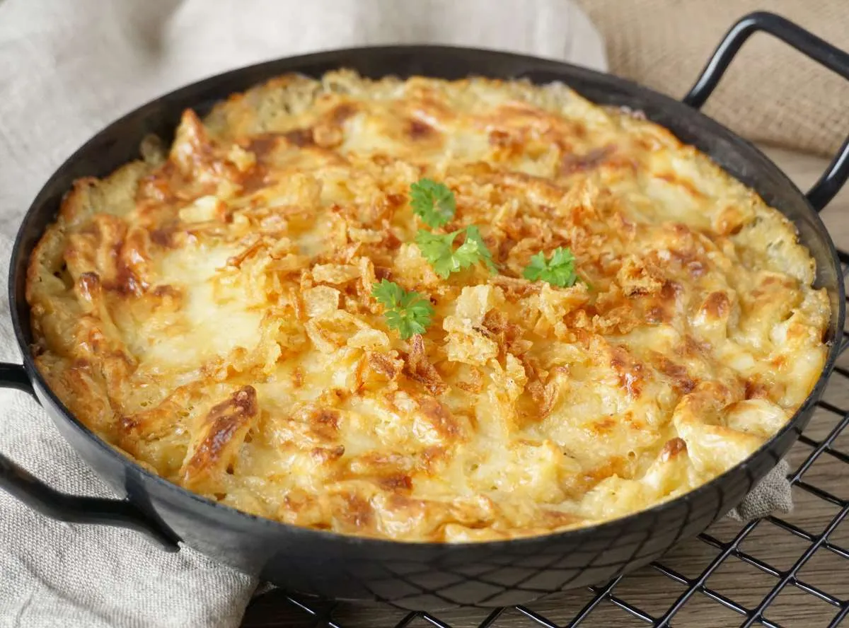 Traditionelle Käsespätzle, ein herzhaftes und beliebtes vegetarisches Gericht der deutschen Küche