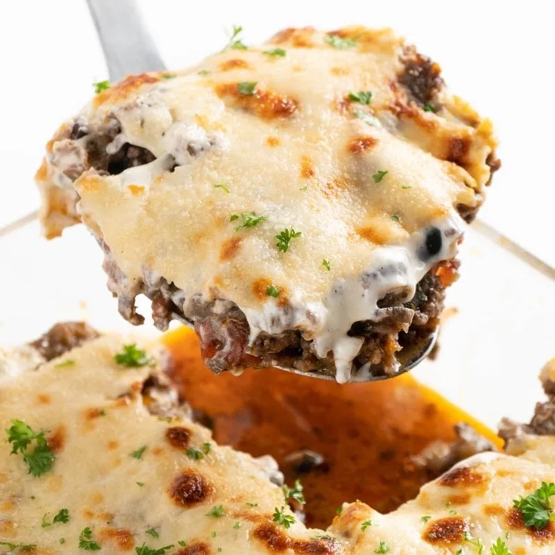 Traditionelle Keto Moussaka mit Auberginen, Hackfleisch und Béchamelsoße