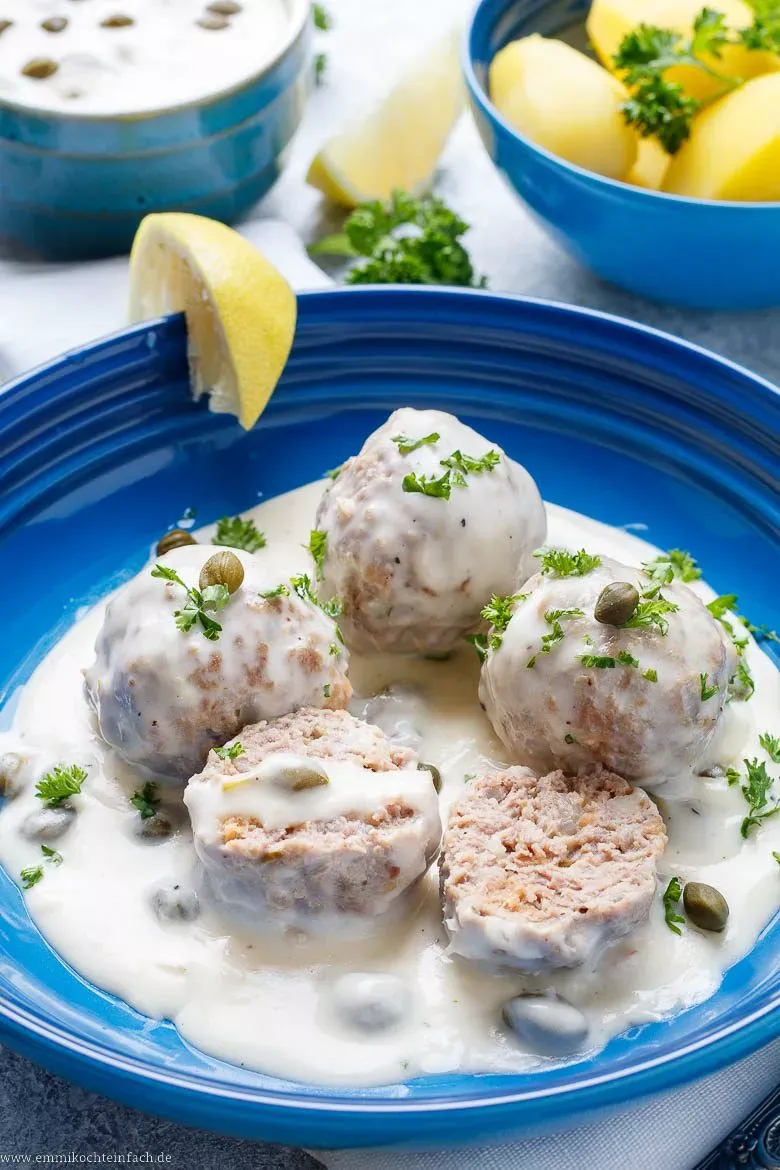 Traditionelle Königsberger Klopse in weißer Soße, angerichtet in einer Schale