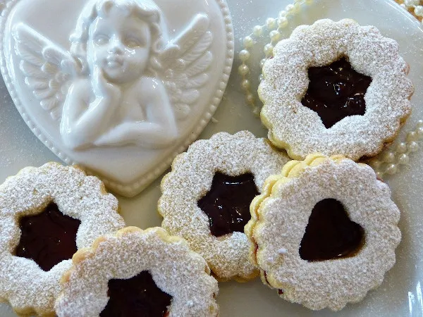 Traditionelle Linzer Plätzchen auf einem Teller, die im schwäbischen Raum als "Brödle" bezeichnet werden können.