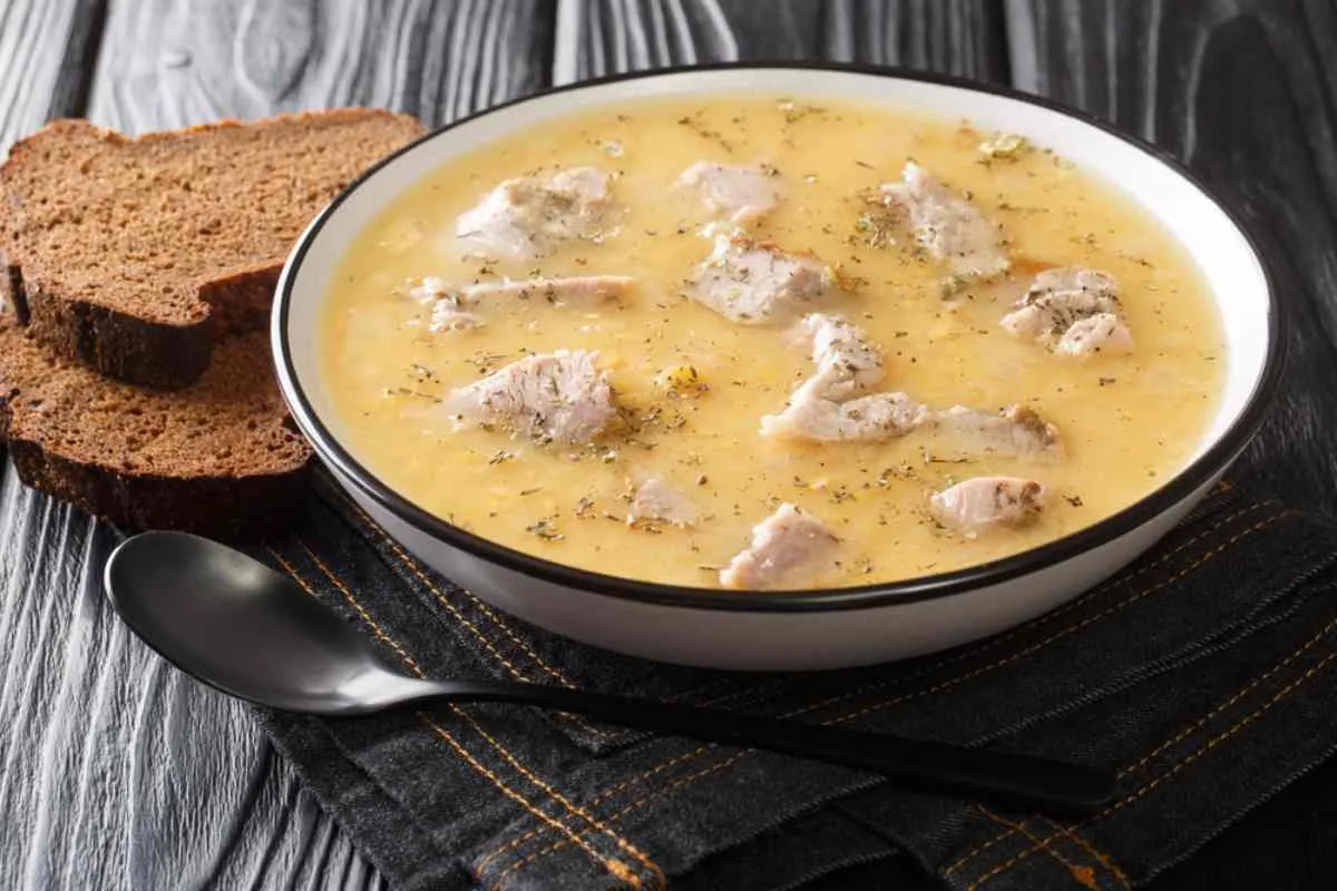 Traditionelle schwedische Ärtsoppa, gelbe Erbsensuppe