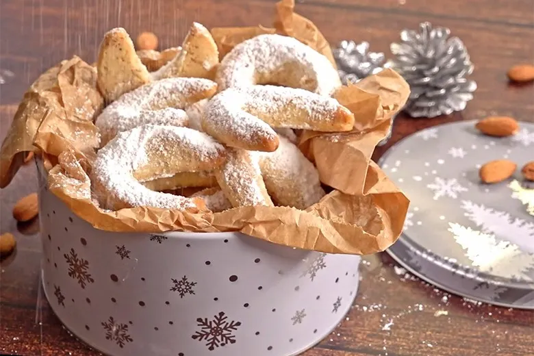 Traditionelle Vanillekipferl mit Puderzucker bestreut, ein Muss für jede deutsche Weihnachtsbäckerei.