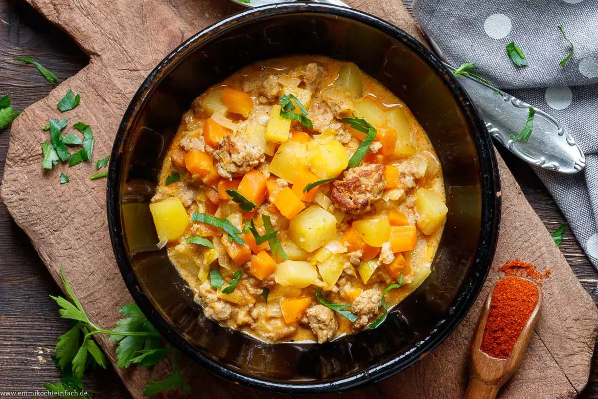 Traditioneller Bauerntopf, reich an Fleisch und knackigem Gemüse, in einer Schüssel