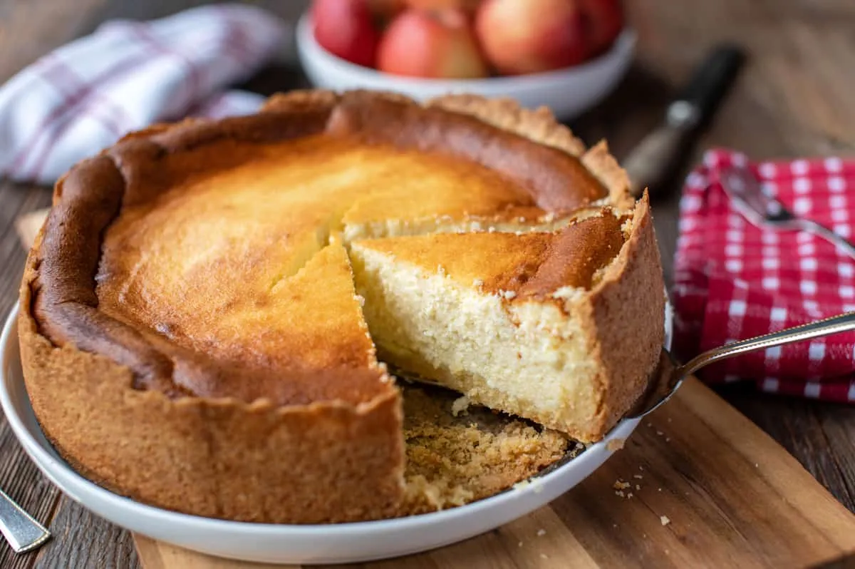 Traditioneller deutscher Käsekuchen mit Quark und Mürbeteig, angeschnitten