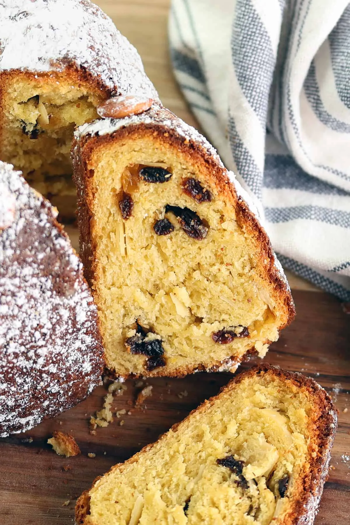 Traditioneller Gugelhupf mit Puderzucker bestreut, reich an Rosinen, Mandeln und Rumaroma – ein klassischer Hefekuchen aus der deutschen Backkultur
