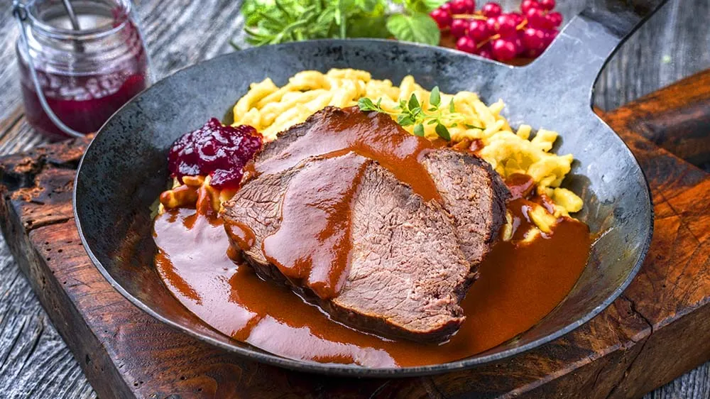 Traditioneller Sauerbraten, zart geschmort in Essigsud.