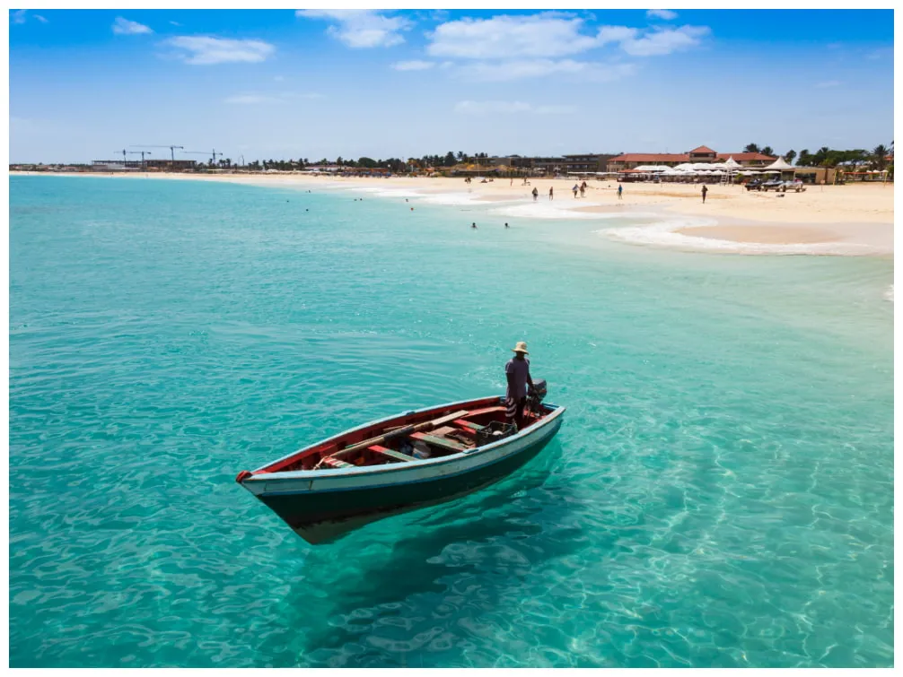 Traditionelles Fischerboot vor der Küste der Insel Sal, Kap Verde