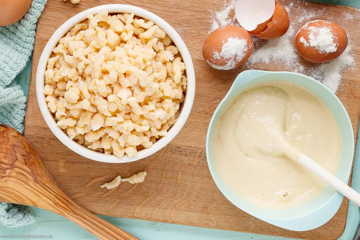 Traditionelles Spätzlebrett aus Holz und eine Streichpalette für handgeschabte Spätzle