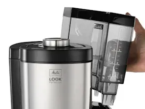 Transparenter, abnehmbarer Wassertank der Melitta Look V Perfection mit deutlicher Tassenskalierung
