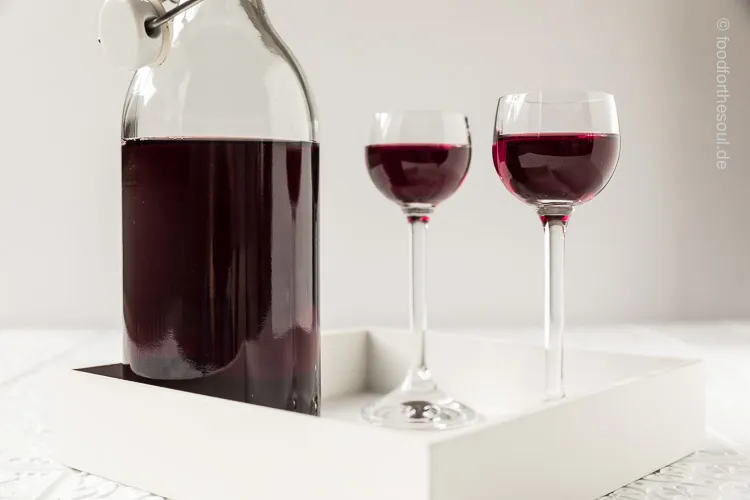Traubenlikör mit Wodka in dekorativen Flaschen, perfekt als Geschenk