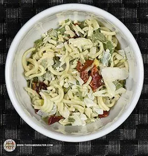 Trockene Gewürzstücke und Gemüse für die Soba Nudeln im Becher