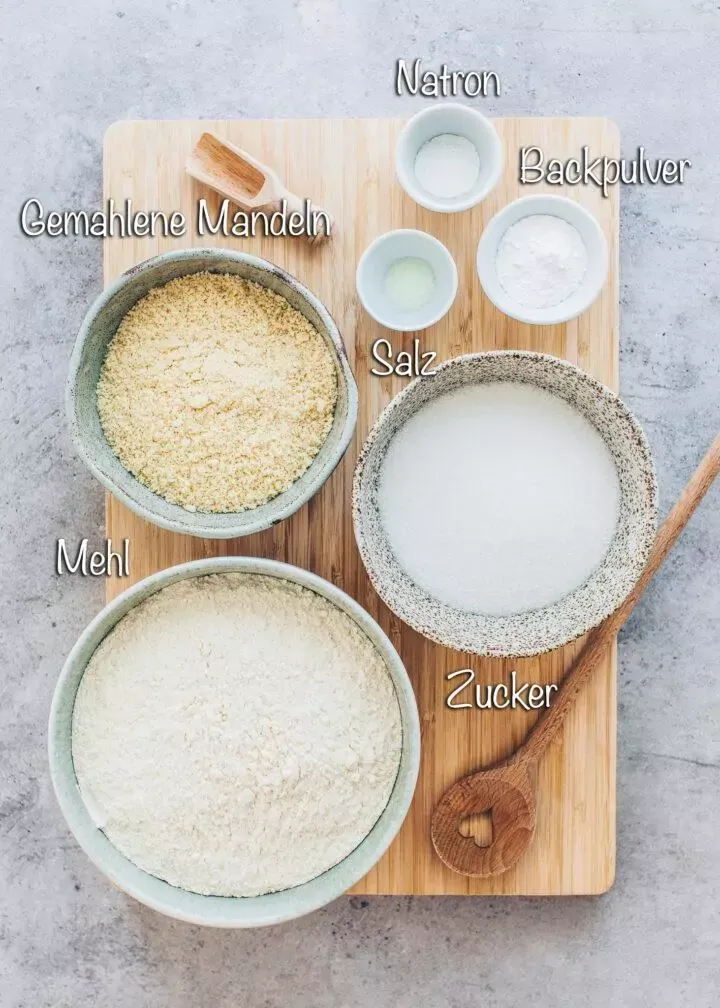 Trockene Zutaten für den veganen Mandelkuchen: Mehl, Mandeln, Backpulver und Zucker