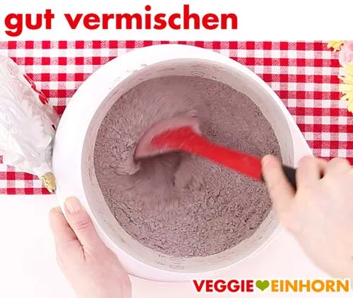Trockene Zutaten für vegane Schokotorte mischen in einer Rührschüssel