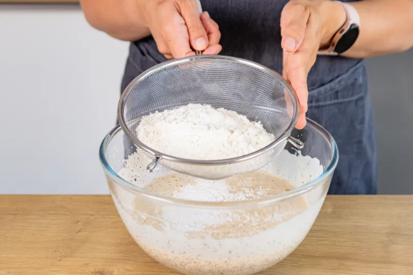 Trockene Zutaten wie Mehl und Stärke sieben
