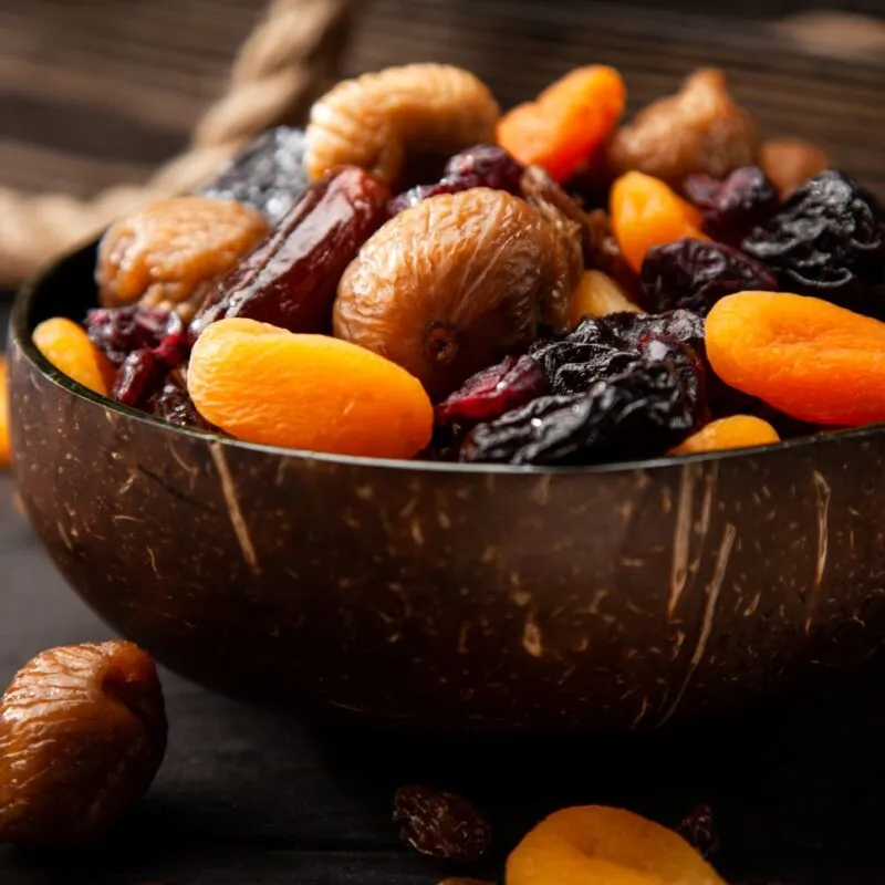 Trockenobst Mischung in einer Kokosnussschale