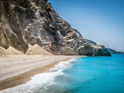 Türkis blaues Meer mit Sand mit Küste im Anschluss