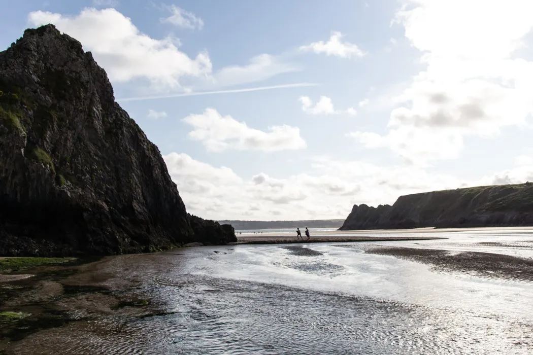 Türkises Wasser und Wellen an der Three Cliffs Bay