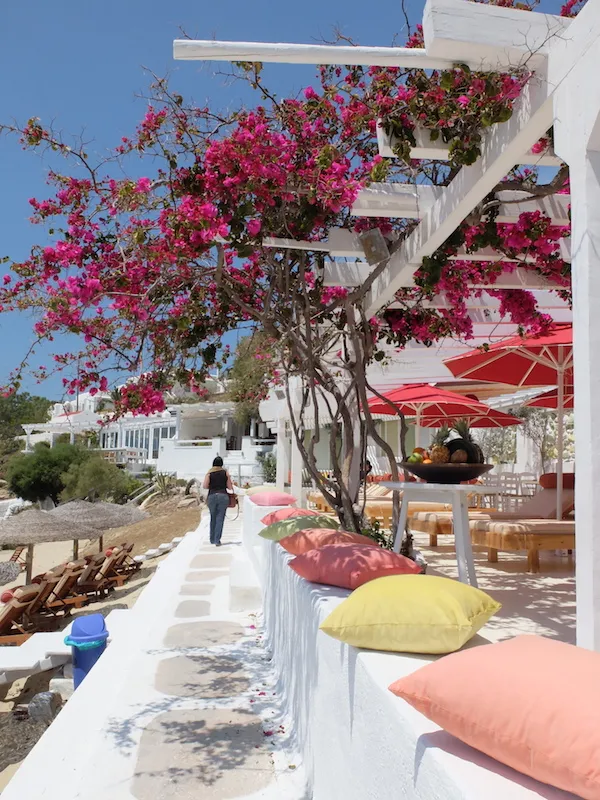 Türkisfarbenes Meer und goldener Sand am Agrari Beach auf Mykonos, perfekt für einen ruhigen Strandtag und Erholung