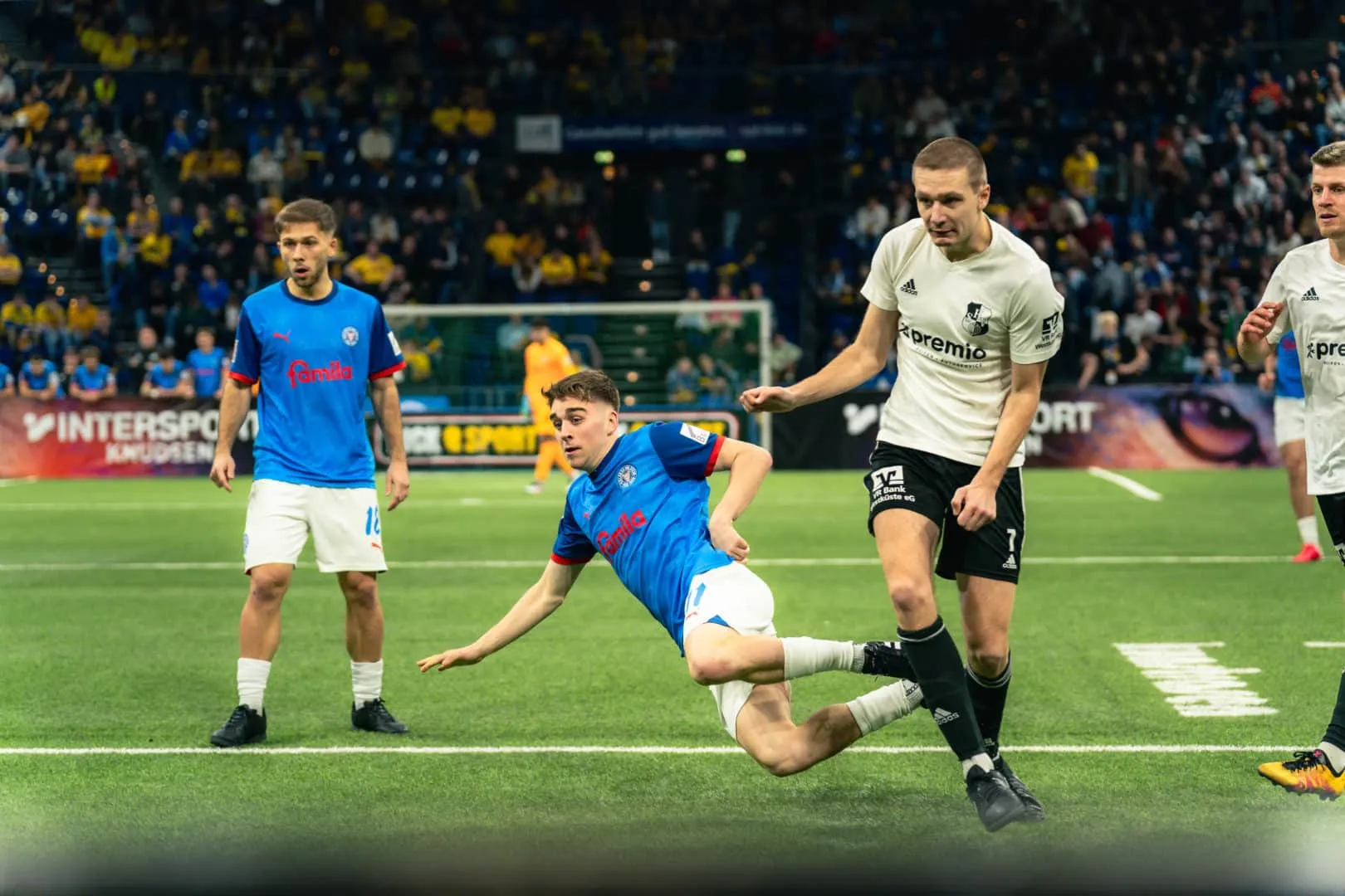 Tyler Dogan, Torhüter der Holstein Kiel U23, pariert einen Ball