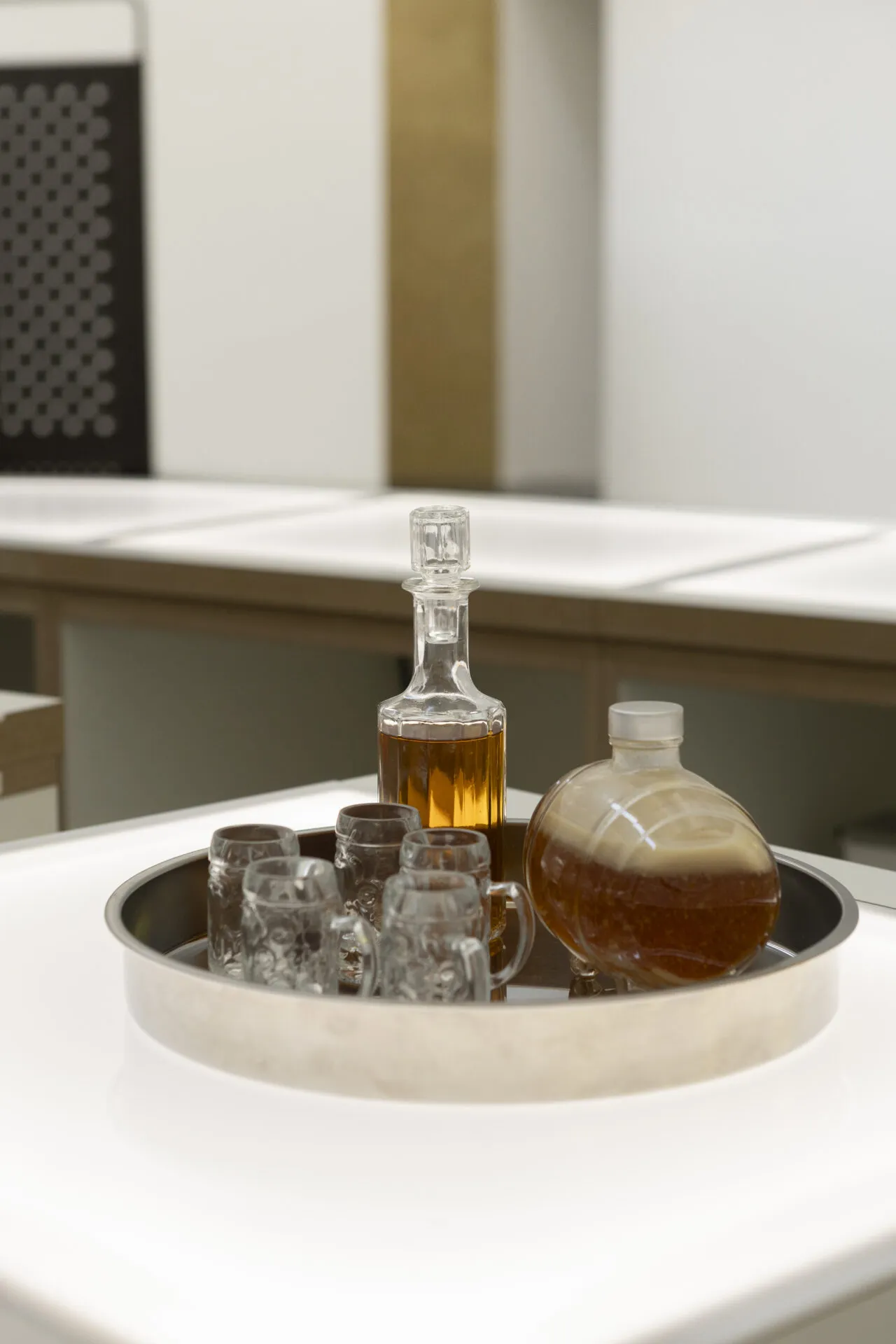 Typisch deutsche Spirituosen wie Asbach Uralt und Malzlikör an einer traditionellen Bar.