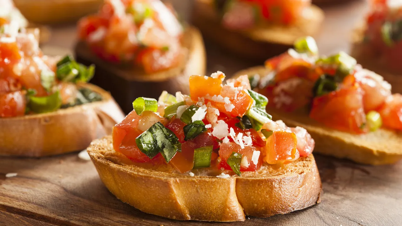 Typisch italienische Bruschetta mit Tomaten, Olivenöl, Knoblauch und Basilikum, frisch zubereitet als verlockende Vorspeise.