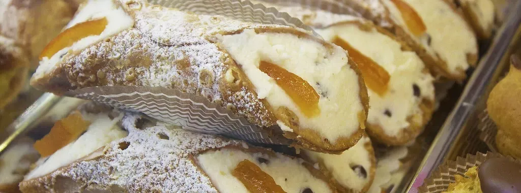 Typische sizilianische Süßspeisen wie Cannoli und Cassata
